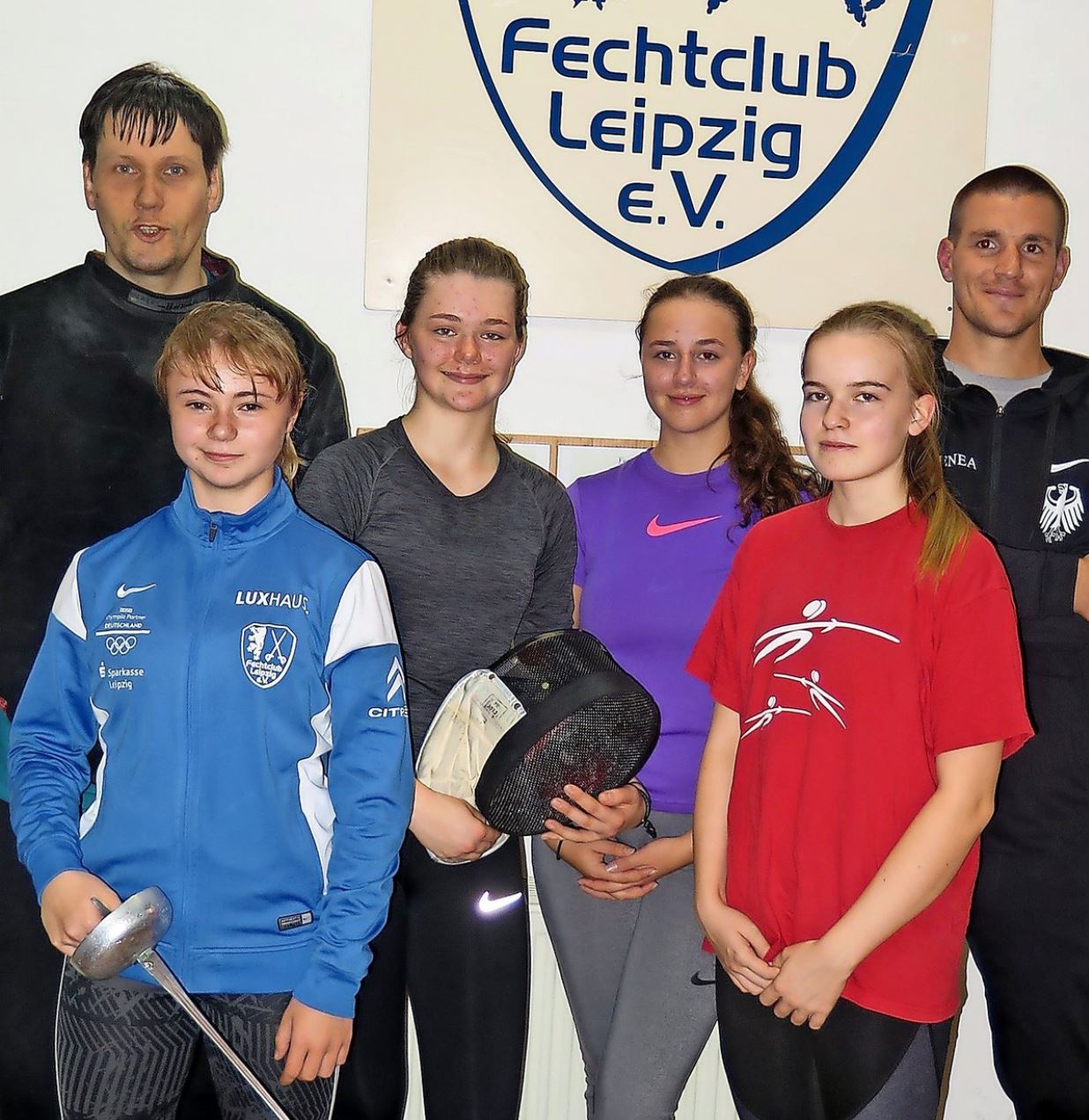 Die FCL-Talente Nicoletta Hense, Luise Ziegler, Amelie Herz und Emily Frommolt (v. l.) mit den Trainern Jörg Fiedler (l.) und Martin Nagy.