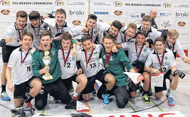 Da ist der Pott: Der Handball-Nachwuchs des SC DHfK hat zum dritten Mal in Folge den hochkarätigen Sauerlandcup gewonnen.