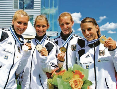 Strahlende Kanu-Mädels mit ihrem Gold-Schmuck (v.l.): DHfK-Athletin Anne Knorr, Sabrina Hering (Karlsruhe), Nadine Zehe und Debora Niche (beide Berlin) sind U23-Weltmeisterinnen. 