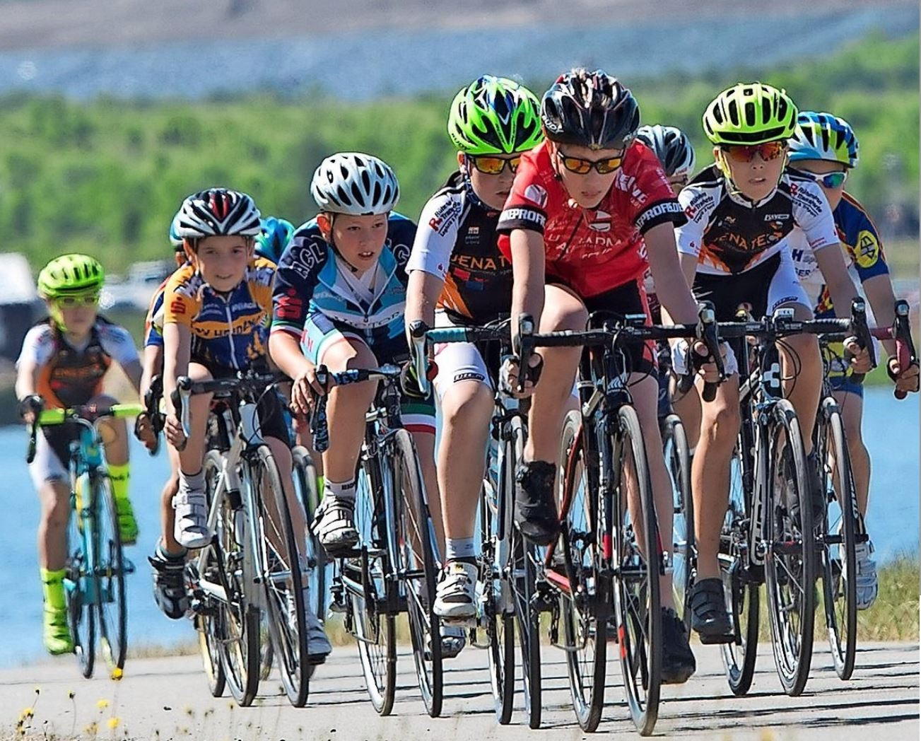 Junge Radrennfahrer kämpfen bergauf ums Gelbe Trikot.