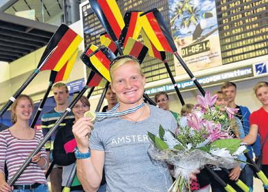 Riesiger Bahnhof für Ruder-Weltmeisterin Annekatrin Thiele gestern Nachmittag auf dem Flughafen in Schkeuditz.