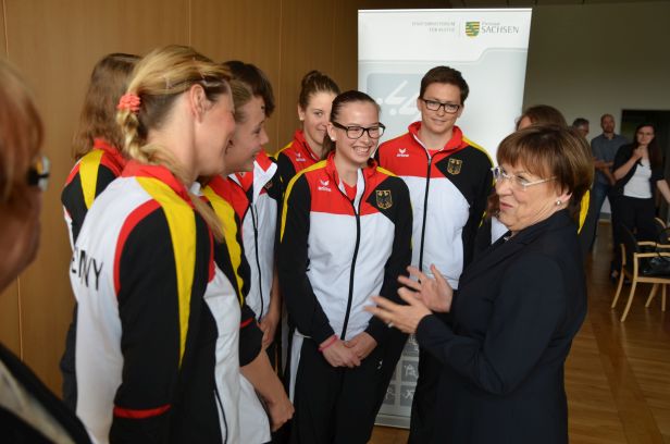 Die Kultusministerin im lockeren Gespräch mit den Schwimm-Weltmeisterinnen und ihren Betreuern.