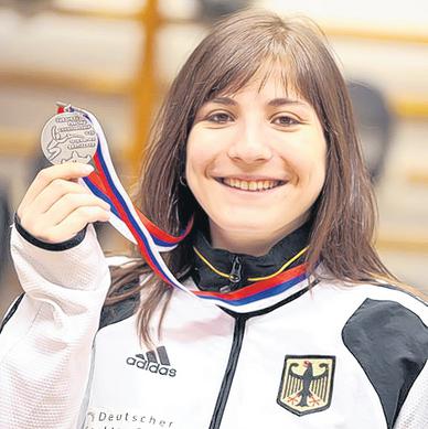 Zeigt stolz die Silberplakette: FCL-Fechterin Stephanie Romanus.