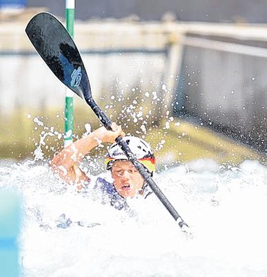 Karolin Wagner behält im Wildwasser von Skopje den Überblick.