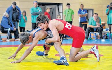 Internationales Flair auf Leipziger Ringermatten: Der junge Südafrikaner Shaun McLaren (blau) im Duell mit KFC-Talent Nick Mandel. Die weit gereisten Gäste sind auf Deutschland- und Europa-Tour.