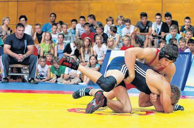 Den Gegner im Griff: KFC-Hoffnung Erik Thiele beim traditionellen Vergleich der Sportgymnasien, links Trainer/Vater Sven Thiele.