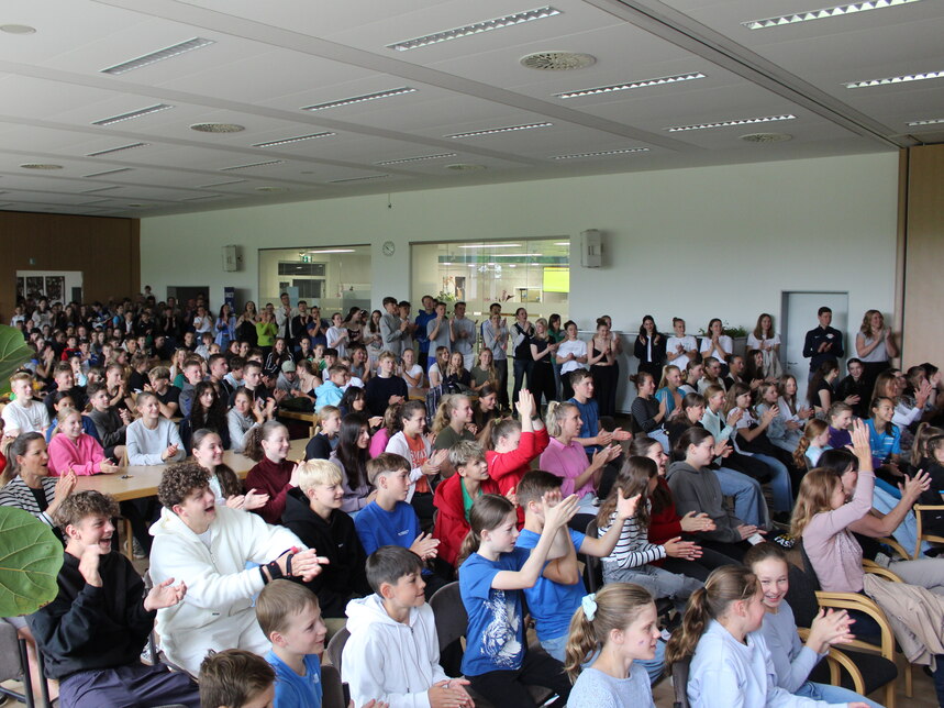 Foto: Begeistertes Publikum beim Schulfest am Landessportgymnasium Leipzig.